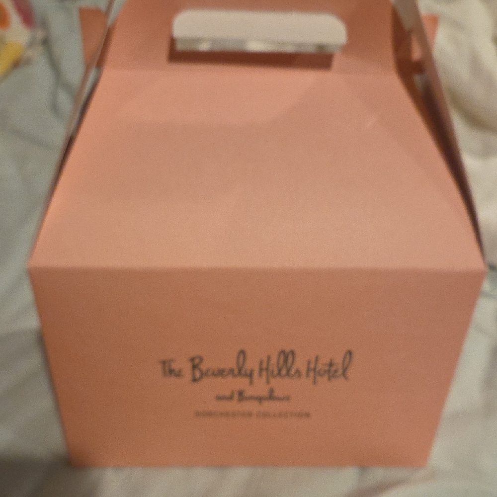 Beverly Hills Hotel & Bungalows Pink Tote Box - Picture 2 of 4